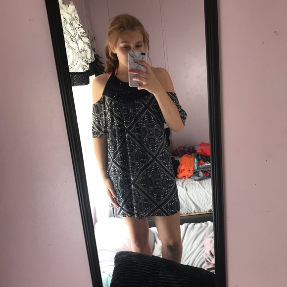 Off the shoulder yoke neck shift dress - Picture 7 of 7